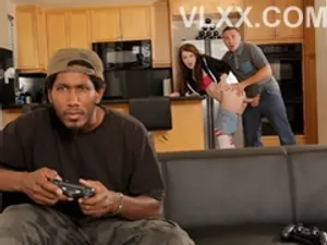 Một cô gái xinh đẹp có đôi chân dài đang quan hệ tình dục. Cô ấy mặc bộ đồ đen gợi cảm và nhảy múa, thổi kèn, chạm vào âm hộ, cưỡi ngựa, giơ chân và quan hệ mạnh bạo...