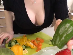 Chị quản lý dâm và những cậu nhân viên số hưởng