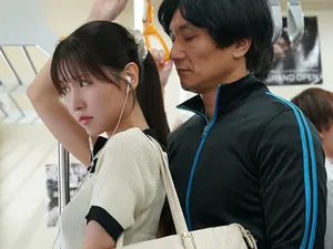 Chỉ cần chạm vào là có thể thôi miên nữ biên tập viên xinh đẹp