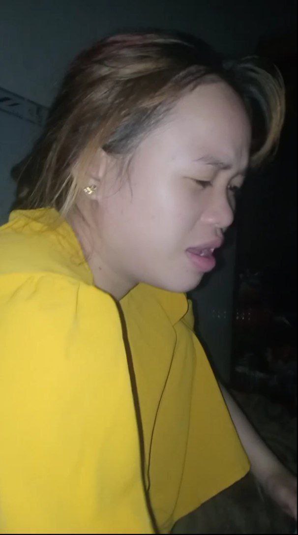 Tôi sắp quan hệ tình dục với một cô gái năm nhất đeo kính. Đừng chụp ảnh mặt cô ấy vì tôi sợ bạn trai tôi sẽ nhìn thấy.