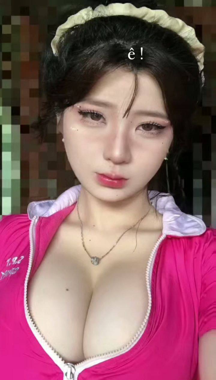 Nữ giáo viên bị ép quan hệ vì mặc đồ bơi quá mức gợi cảm