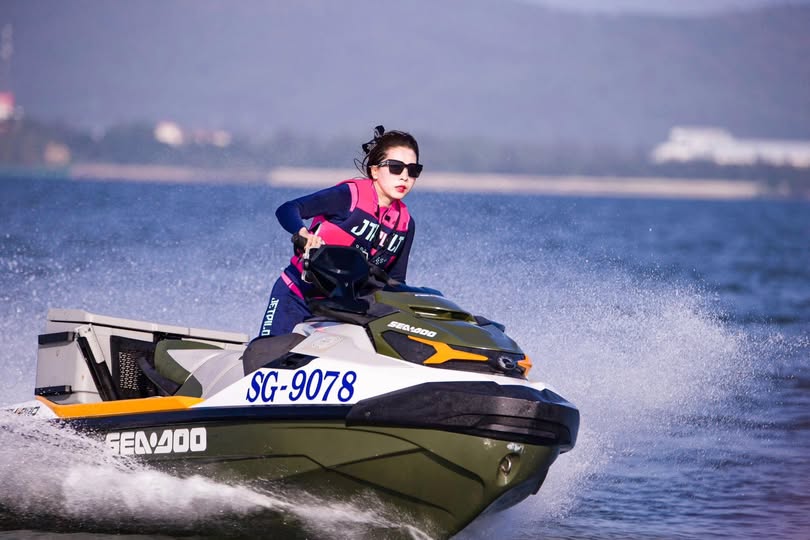 Nữ thần nhà vệ sinh sa ngã cuối cùng, nữ sinh ngực bự và một số bạn nam cùng lớp trong nhóm phòng tắm của trường quan hệ tình dục trên nhà vệ sinh và thay phiên nhau bắn vào âm hộ màu hồng